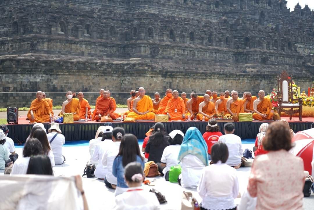 สัมมนาพุทธนานาชาติ และถวายสังฆทานนานาชาติ ณ เจดีย์บูโรพุทโธ อินโดนีเซีย