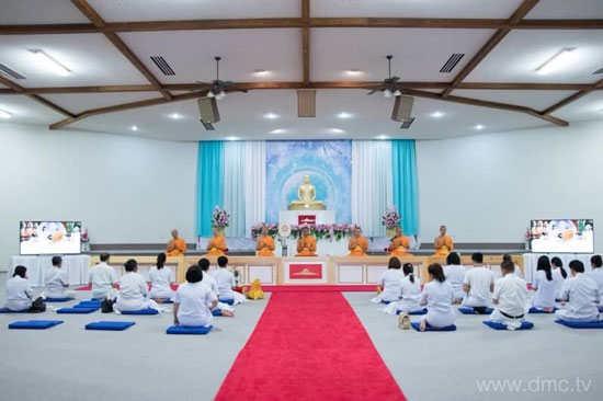วัดพระธรรมกายมินเนโซตา จัดพิธีถวายเทียนพรรษา