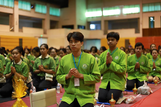 มหาวิทยาลัยแม่โจ้ จัดพิธีตักบาตรต้อนรับน้องใหม่
