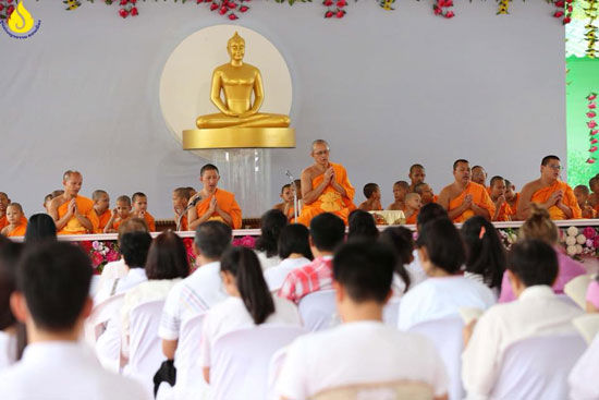 พิธีตักบาตรสามเณรใหม่ ณ ศูนย์ปฏิบัติธรรมดอนเมือง