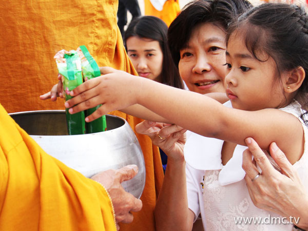ตักบาตรพระ 1,199 รูป ณ ข่วงเมืองน่าน