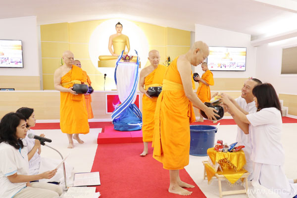 วัดพระธรรมกายจอร์เจีย จัดพิธีทอดผ้าป่าบำรุงวัด
