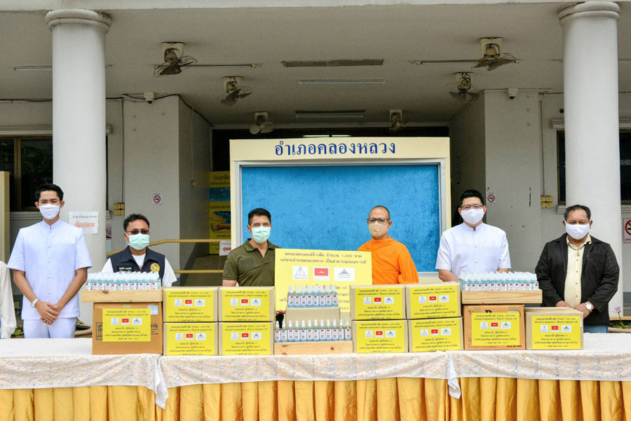 วัดพระธรรมกาย ร่วมกับคณะศิษยานุศิษย์ มอบแอลกอฮอล์แก่นายอำเภอคลองหลวง