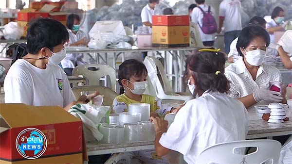 เจ้าหน้าที่วัดพระธรรมกายและสาธุชน รับบุญเก็บงานวันคุ้มครองโลก
