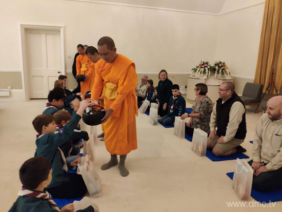ลูกเสือชาวท้องถิ่นศึกษาพระพุทธศาสนา ณ วัดพระธรรมกายสกอตแลนด์