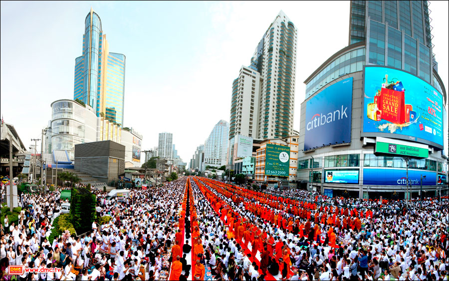 ตักบาตรสีลม พระ 10,000 รูป 19 พฤษภาคม ฉลองวิสาขบูชาโลก
