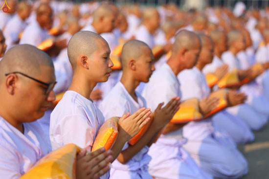 วัดพระธรรมกาย จัดพิธีบรรพชาสามเณรภาคฤดูร้อน