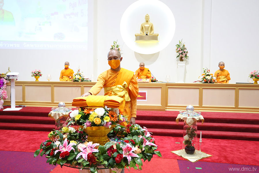 วัดพระธรรมกายออเรกอน จัดพิธีบูชาข้าวพระ