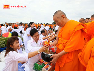 เกาะติดสถานการณ์พิธีตักบาตรและปลูกดอกดาวรวย ตอน กล้าลุยเลยทำให้กล้ารวยแบบไม่หยุดยั้ง