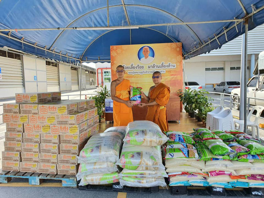 วัดพระธรรมกายถวายข้าวสารและนมถั่วเหลือง สมทบโครงการ “มอบทาน มอบธรรม”