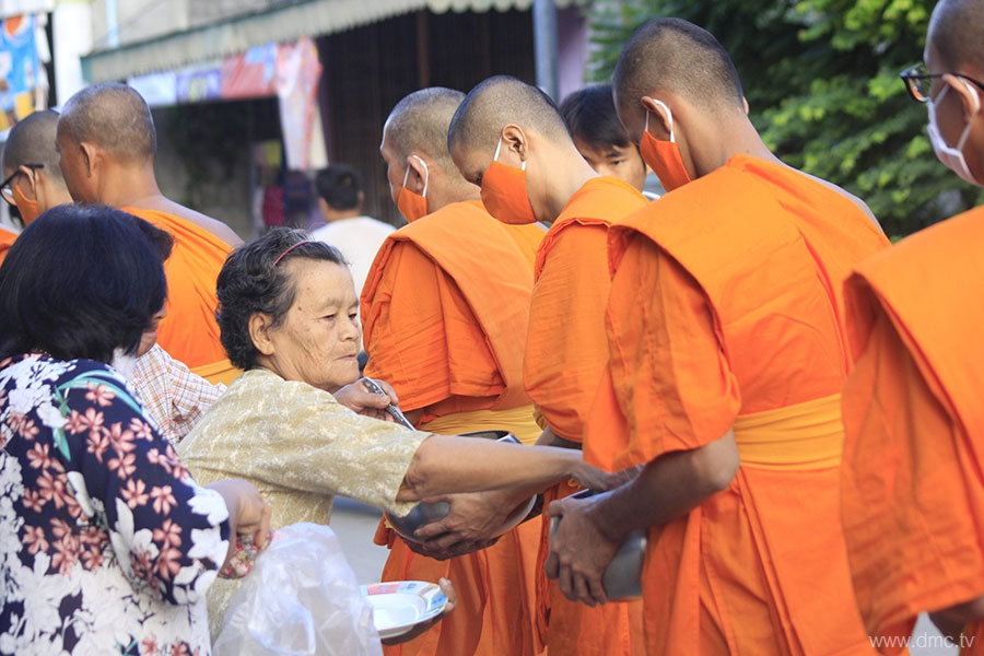 คณะสงฆ์จากธุดงคสถานบ้านหมี่ บิณฑบาตโปรดญาติโยม