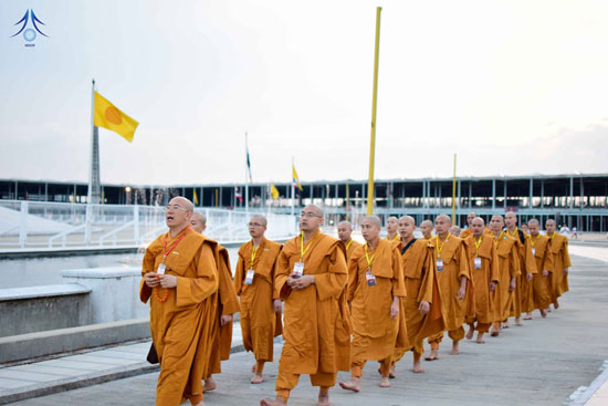 คณะพระภิกษุจากวัด Ba vang temple เยี่ยมชมวัดพระธรรมกาย