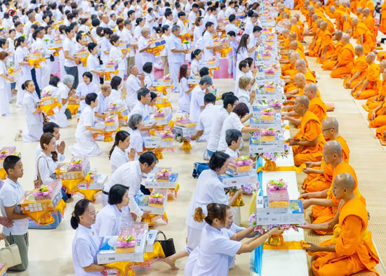 พุทธศาสนิกชนร่วมทำบุญถวายผ้าอาบน้ำฝน ณ วัดพระธรรมกาย
