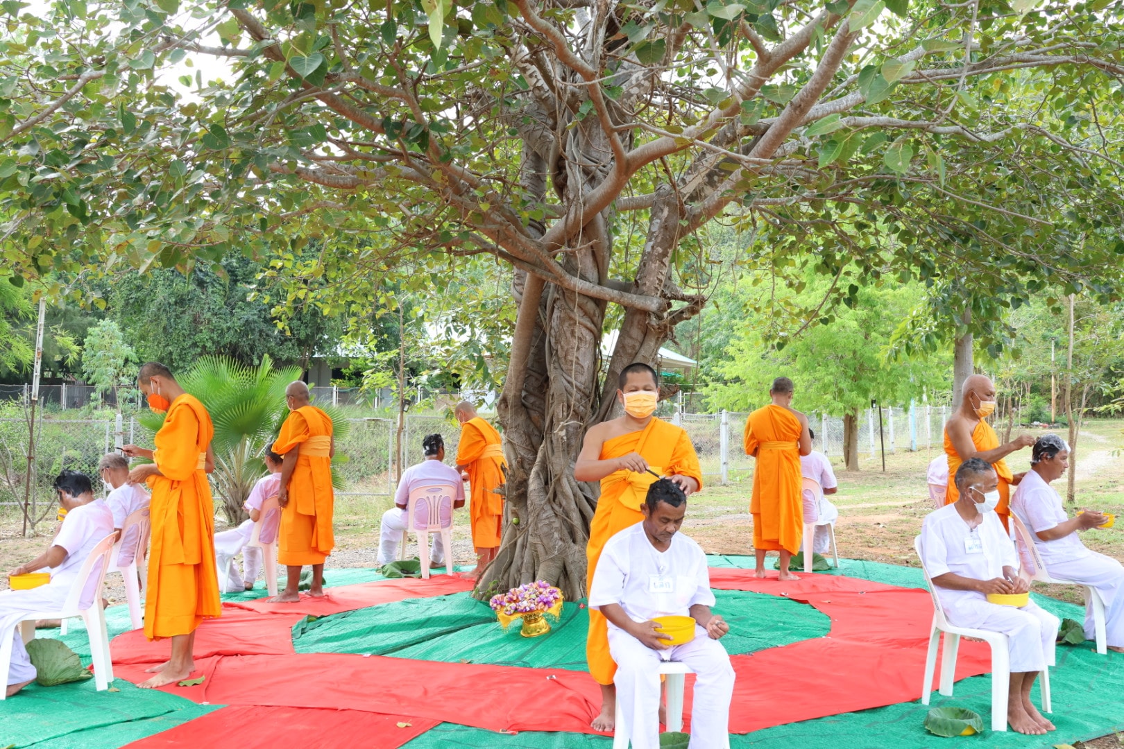 ศูนย์ปฏิบัติธรรมและศูนย์อบรมเยาวชนเพชรบุรี จัดพิธีตัดปอยผม พิธีขอขมา มอบบาตรและผ้าไตร