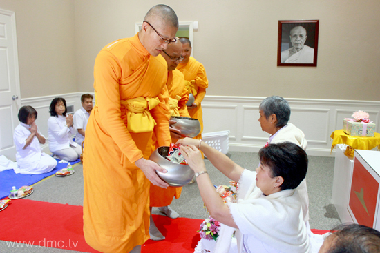 วัดพระธรรมกายเทนเนสซี จัดพิธีถวายอุปกรณ์กันหนาว