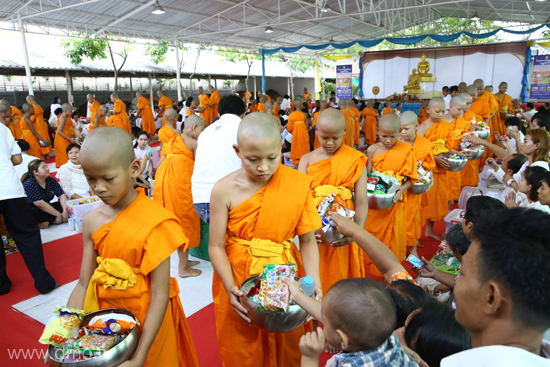 ศูนย์ปฏิบัติธรรมเบญจธรรม จัดพิธีตักบาตรสามเณรใหม่