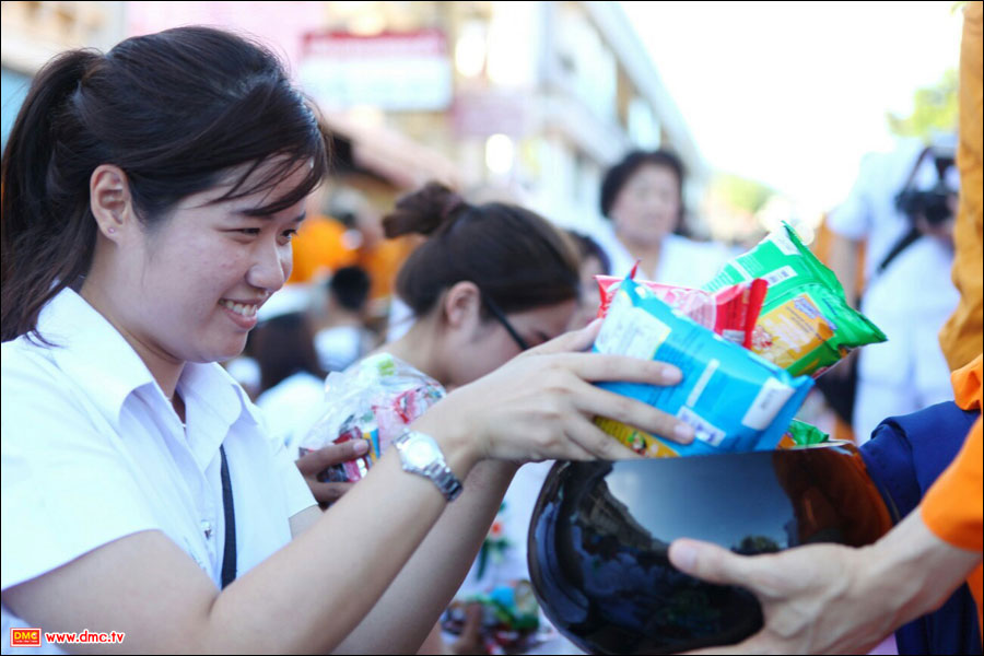 ประมวลภาพตักบาตรพระศรีราชา พระ 1,162 รูป