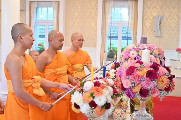 วัดพระธรรมกายสวิตเซอร์แลนด์ จัดพิธีจุดบุปผามาลาประทีป