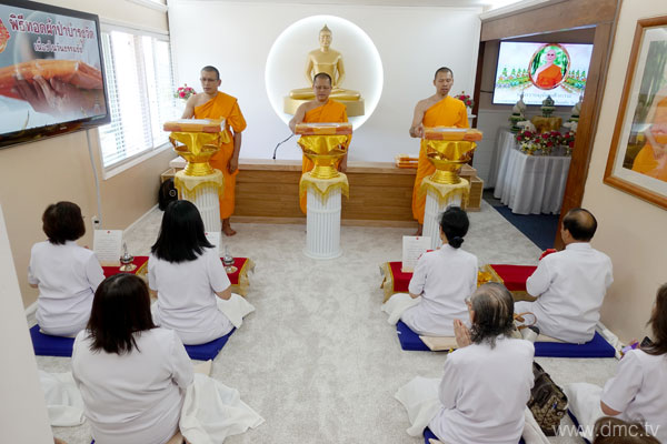 วัดภาวนาซานดิเอโก จัดพิธีทอดผ้าป่าบำรุงวัดเนื่องในวันธรรมชัย