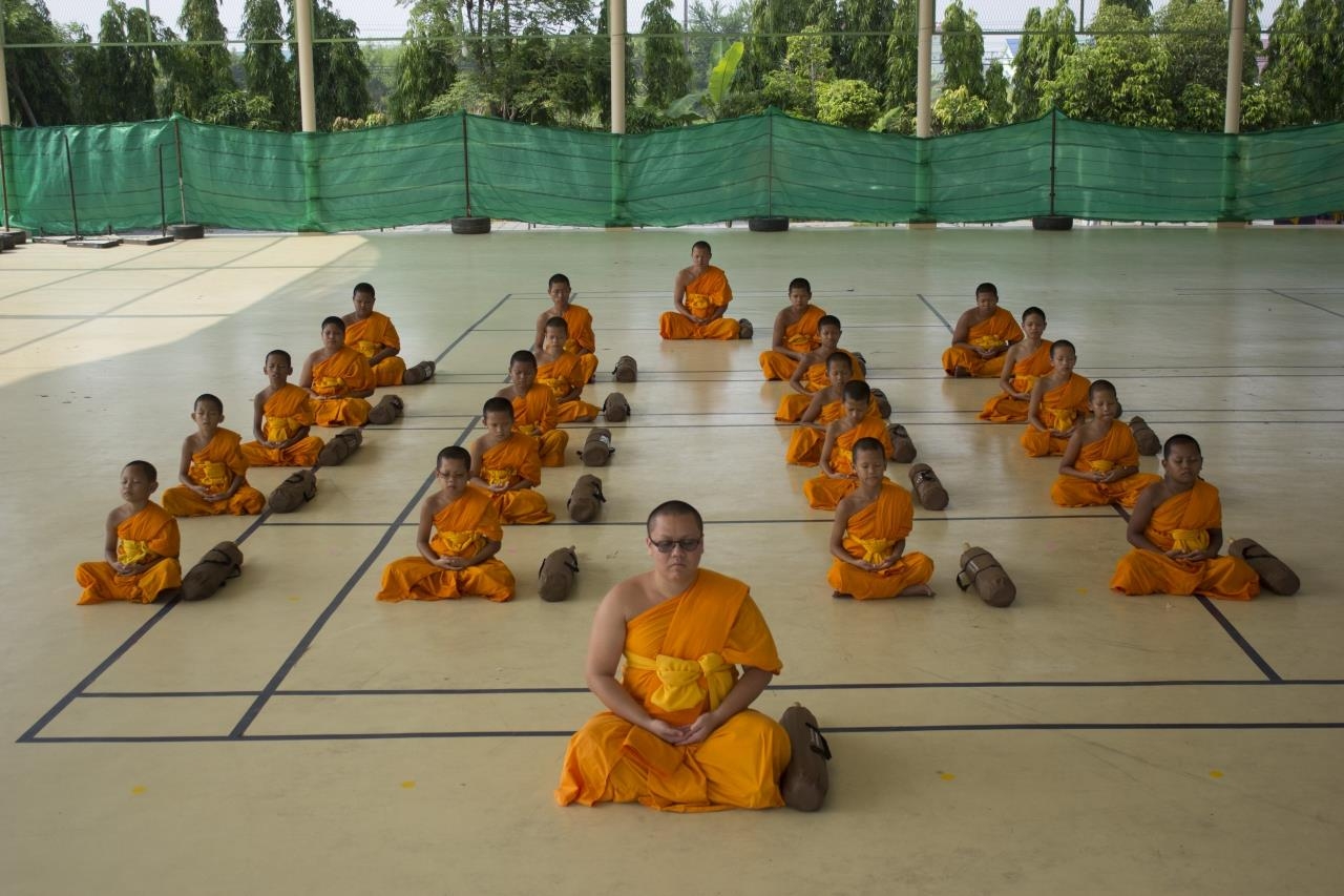 สามเณรศูนย์อบรมท่าโขลง เดินธุดงค์มุ่งหน้าสู่อุโบสถวัดพระธรรมกาย