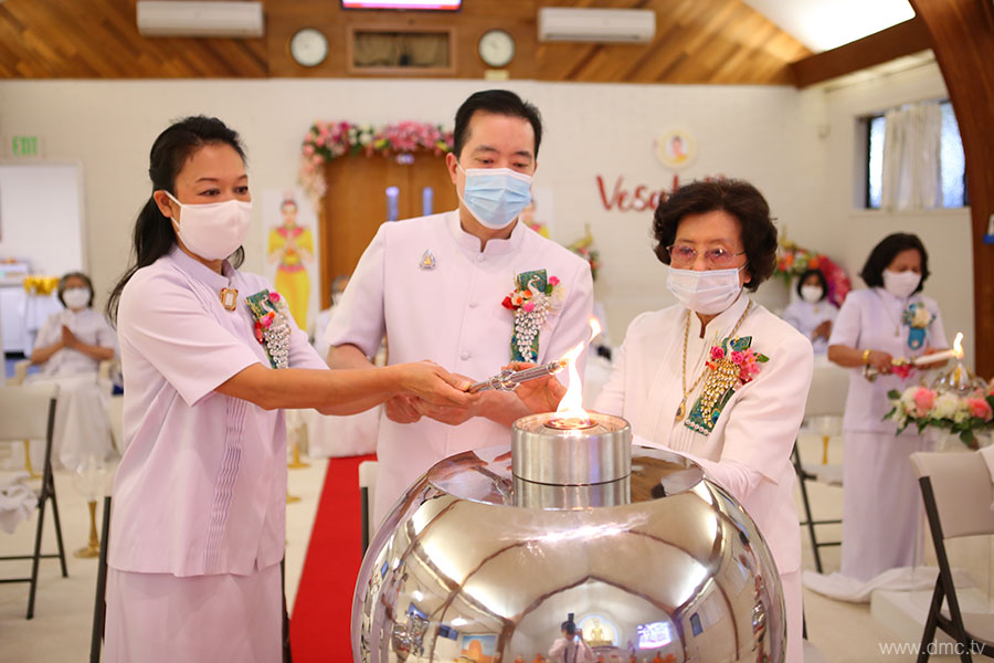 วัดพระธรรมกายซีแอตเติล จัดพิธีจุดโคมวิสาขประทีป