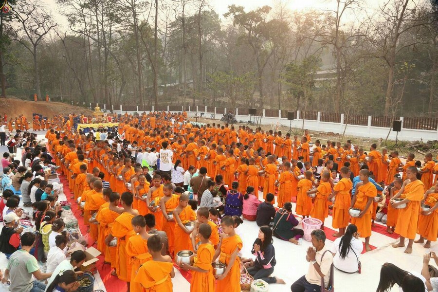 ประมวลภาพพิธีตักบาตรพระภิกษุ-สามเณร อ.ปางมะผ้า จ.แม่ฮ่องสอน