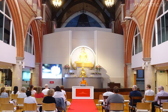 วัดพระธรรมกายลอนดอน จัดสอนสมาธิชาวท้องถิ่น