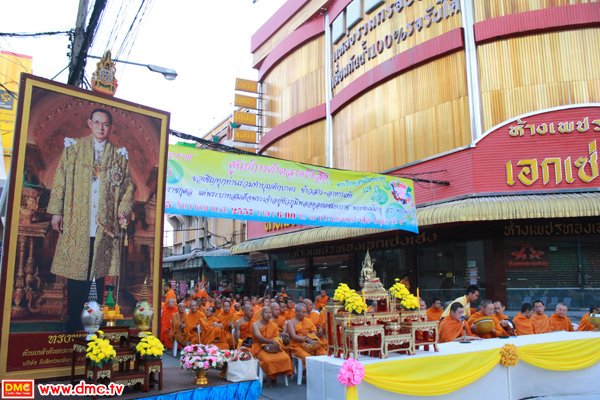 ศูนย์การค้าตลาดรังสิต จัดตักบาตพระ129 รูป