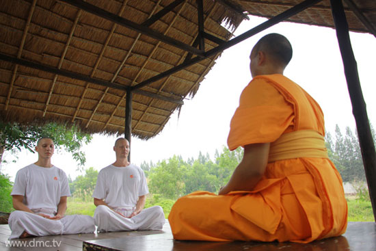 โครงการบรรพชาอุปสมบทหมู่ ธรรมทยาทนานาชาติ AEC รุ่นที่ 1