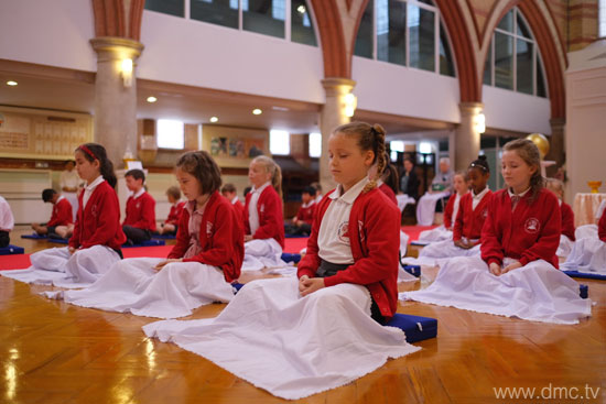 นักเรียน ร.ร. New Haw Community School เรียนรู้สมาธิ ณ วัดพระธรรมกายลอนดอน