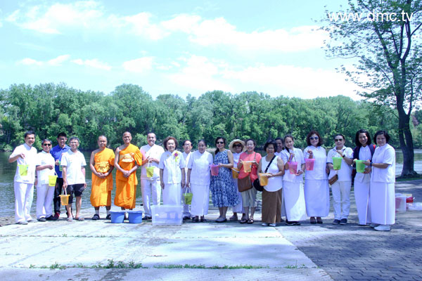 วัดพระธรรมกายมินเนโซตา จัดพิธีปล่อยปลา