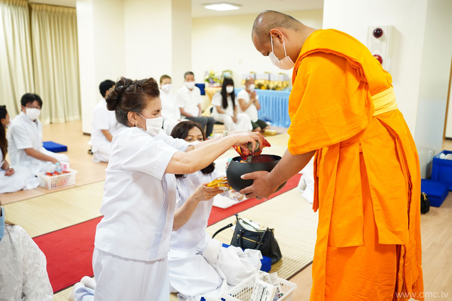 วัดพระธรรมกายโอซาก้า จัดพิธีบูชาข้าวพระ