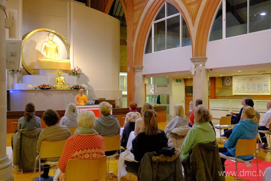 วัดพระธรรมกายลอนดอน จัดสอนสมาธิสำหรับชาวท้องถิ่น