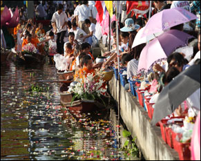 ข่าวประเพณีตักบาตรทางเรือของตลาดน้ำท่าคา