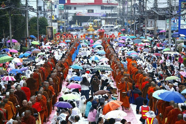 ประมวลภาพตักบาตรพระนานาชาติ 1,111 รูป ณ ถนนนกแก้ว จ.เลย
