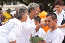 ศูนย์อบรมวัดสว่างภพ จัดพิธีปลงผมและแห่นาค