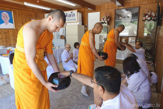 วัดภาวนาซานดิเอโก จัดพิธีถวายกองบุญปัญญาบารมี