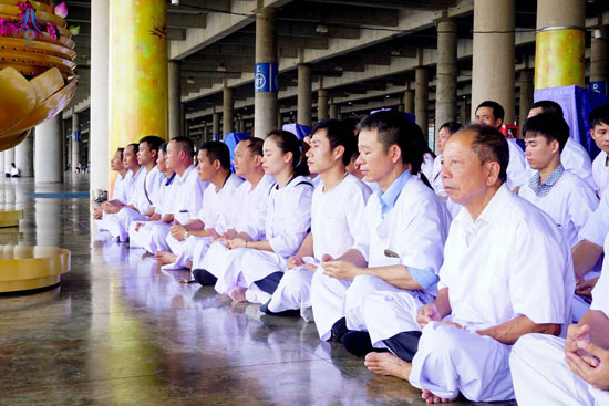 ชาวเวียดนาม เยี่ยมชมวัดพระธรรมกาย