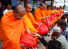 มูลนิธิธรรมกาย ช่วยผู้ประสบภัยน้ำท่วม อ.บางปลาม้า