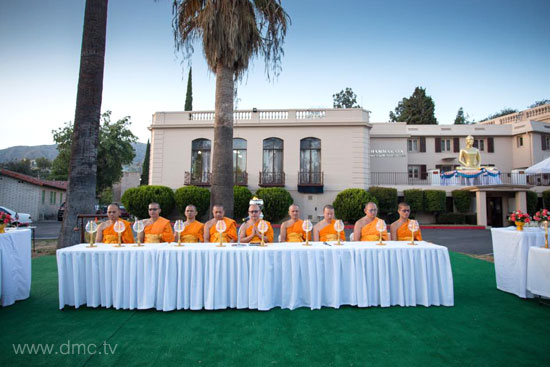 วัดพระธรรมกายแคลิฟอร์เนีย จัดพิธีบูชาข้าวพระ