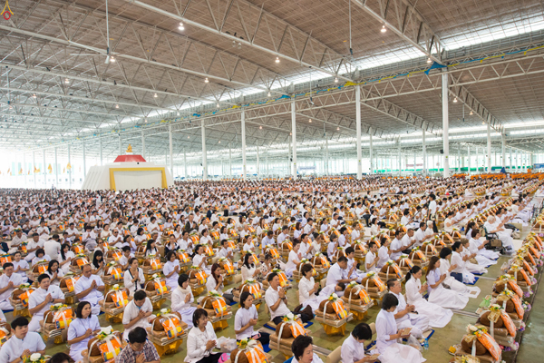 พุทธศาสนิกชนแน่นวัดทำบุญอุปกรณ์กันหนาว