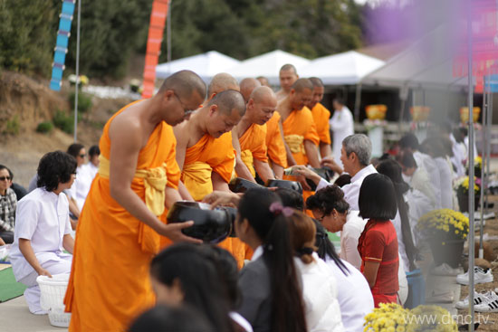 วัดภาวนาซานดิเอโก จัดพิธีทอดผ้าป่าบริวารกฐิน