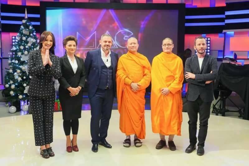  พระภิกษุไทยนำนั่งสมาธิในรายการโทรทัศน์ชื่อดังของประเทศอัลบาเนีย Top Show Magazine