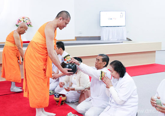 วัดพระธรรมกายมินเนโซตา จัดพิธีถวายกองบุญยานพาหนะ