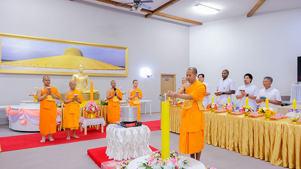 วัดพระธรรมกายมินเนโซตา จัดพิธีหล่อเทียนพรรษา