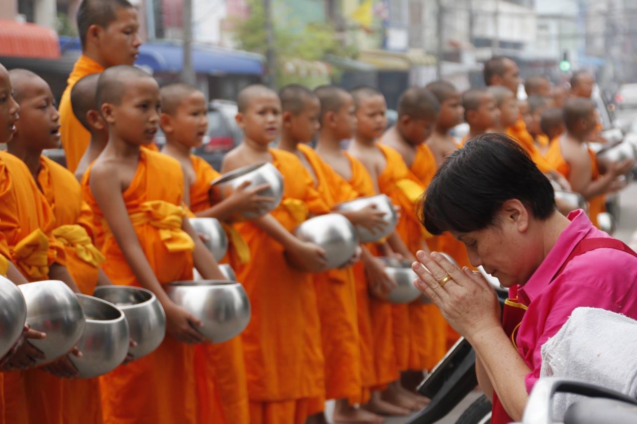 พิธีตักบาตรสามเณรลูกแก้วศูนย์ปฏิบัติธรรมนานาชาติเบตง