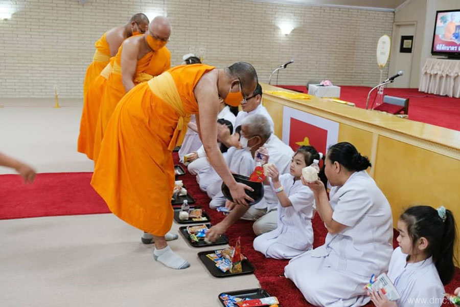 วัดพระธรรมกายเท็กซัส จัดพิธีจุดโคมวิสาขประทีป