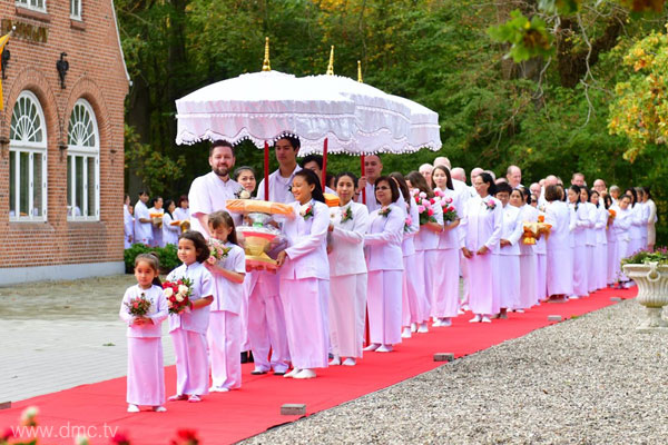 วัดพระธรรมกายคอร์ซัวร์ ลุสท์สโกว จัดพิธีทอดกฐินสามัคคี