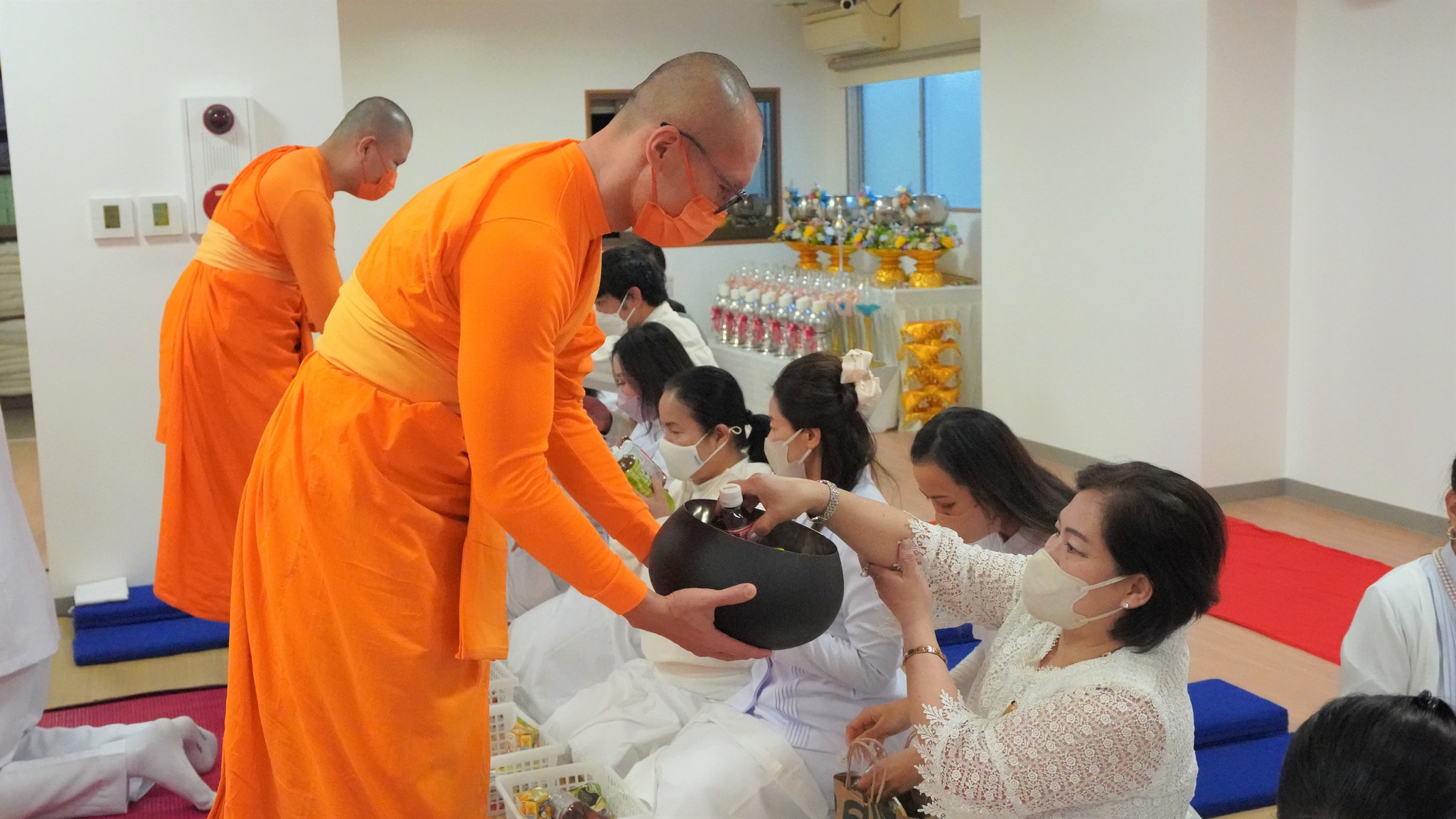 วัดพระธรรมกายโอซาก้า จัดพิธีบูชาข้าวพระ และพิธีจุดโคมมาฆประทีป