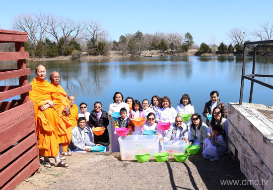 วัดพระธรรมกายแคนซัส จัดพิธีถวายคิลานเภสัช
